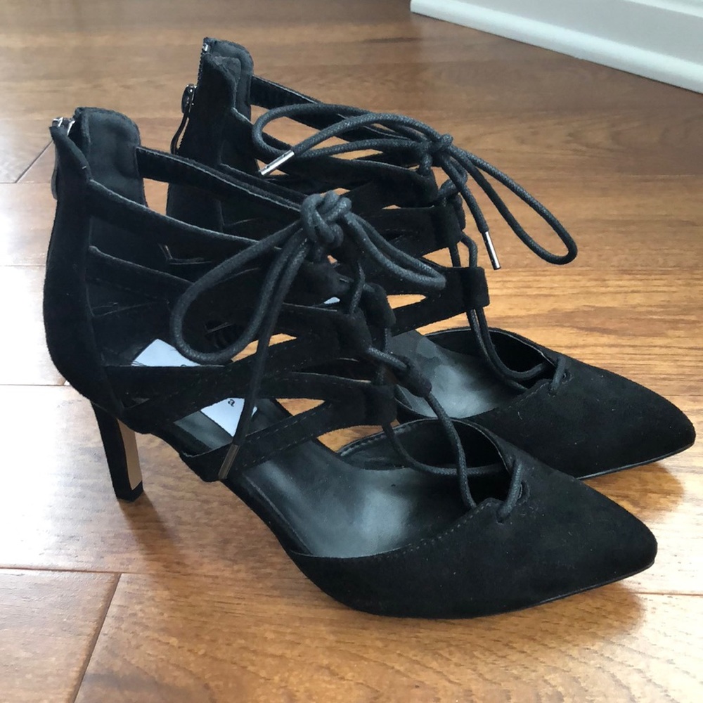 NWT Chelsea & Zoe Lace up heel